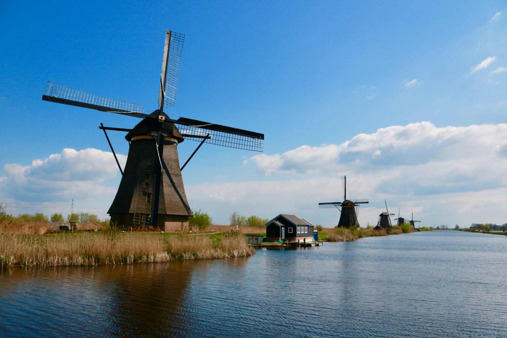 windmills-in-kinderdijk-by-water-nature-in-the-netherlands-beautiful-places-in-the-netherlands